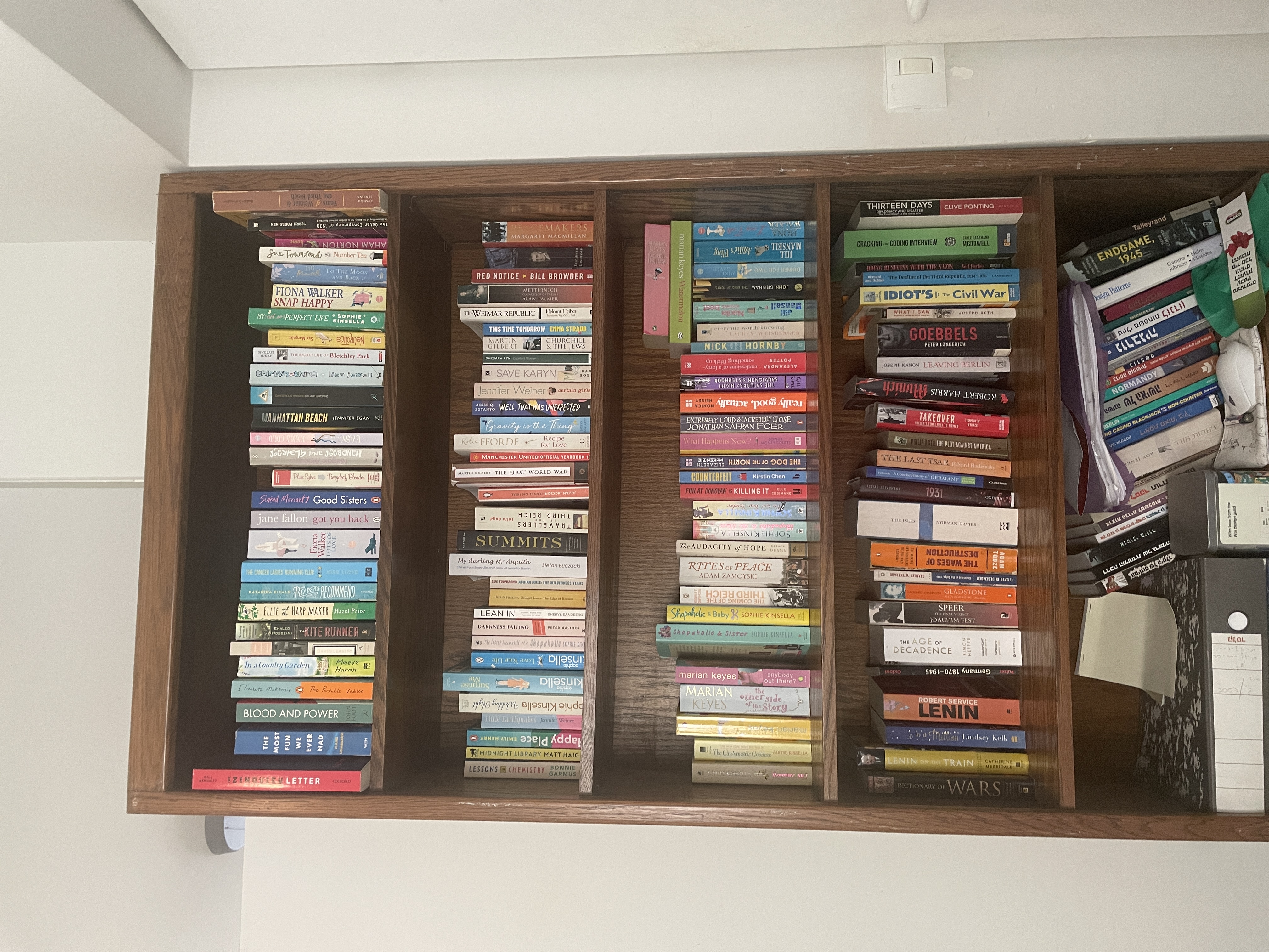 Example of a clear, straight-on bookshelf photo 2