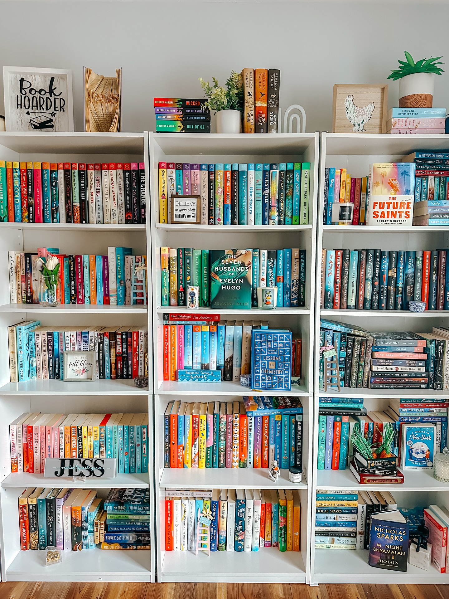 Example of a clear, straight-on bookshelf photo 1